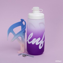 Фляга с флягодержателем для воды COMIRON ESLNF 620мл, двухцветная с пылевой силиконовой крышкой, фиолетово-белая