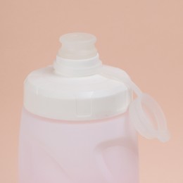 Фляга с флягодержателем для воды COMIRON ESLNF 620мл., двухцветная с пылевой силиконовой крышкой, розово-белая