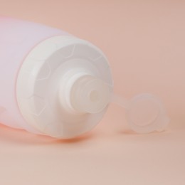 Фляга с флягодержателем для воды COMIRON ESLNF 620мл., двухцветная с пылевой силиконовой крышкой, розово-белая