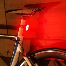 Фонарь задний COMIRON TA03 корпус: алюминий/ABS, IPX4; свет: 16LED, 20lm; аккум: 220mAh, USB; 5 режимов, серебро